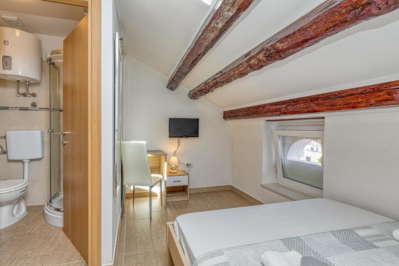 Rooms Vitoria On Joakim Square Poreč Exterior foto